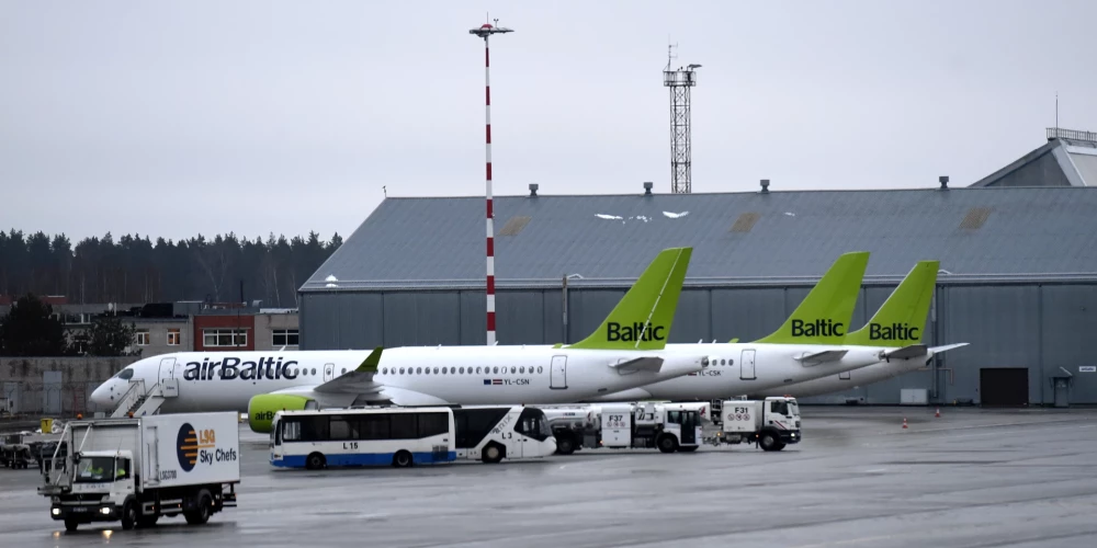 Latvijas nacionālās lidsabiedrības AS "Air Baltic Corporation" lidmašīnas starptautiskajā lidostā "Rīga".