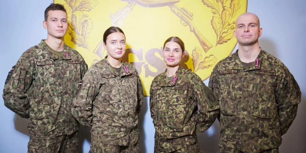 Valsts aizsardzības dienesta karavīrs Dāvis Daniels Smiltiņš, Valsts aizsardzības dienesta karavīre Elīza Marta Tūtina, Valsts aizsardzības dienesta karavīre Ieva Indriksone un seržants Pauls Grīnbergs.