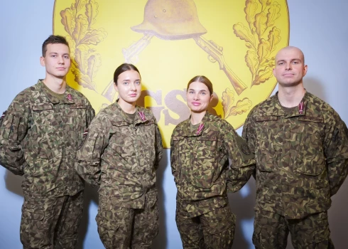 Valsts aizsardzības dienesta karavīrs Dāvis Daniels Smiltiņš, Valsts aizsardzības dienesta karavīre Elīza Marta Tūtina, Valsts aizsardzības dienesta karavīre Ieva Indriksone un seržants Pauls Grīnbergs.