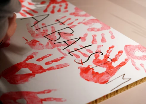 Plakātu darbnīca pirms 29. oktobrī paredzētā protesta pret Latvijas izstāšanos no Eiropas Padomes Konvencijas par vardarbības pret sievietēm un vardarbības ģimenē novēršanu un apkarošanu (Stambulas konvencija).