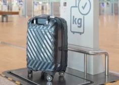"Kurš gan to svērs!" Kā "airBaltic" tagad pārbauda rokas bagāžu pirms iekāpšanas lidmašīnā