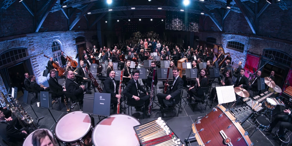 Здесь электронная музыка встретится с мощью оркестра, урбанистическими ритмами и движением.