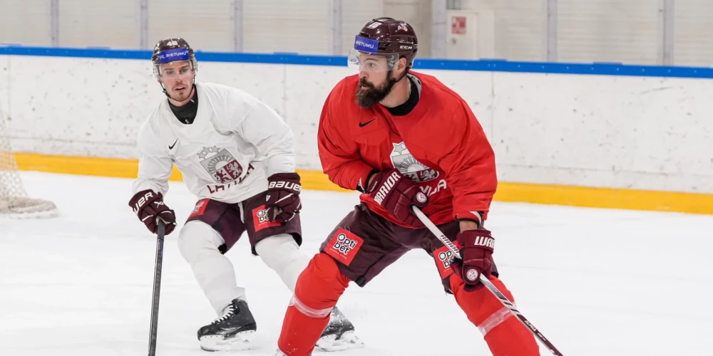 Kaspars Daugaviņš (ar ripu) Latvijas izlases treniņā.