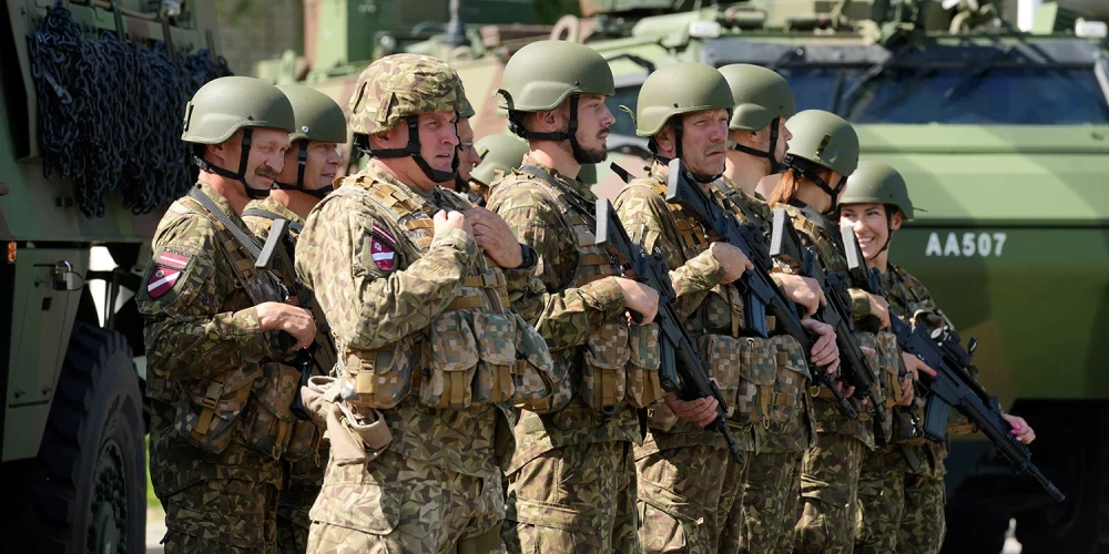 Nacionālo bruņoto spēku karavīri piedalās svinīgajā ceremonijā.