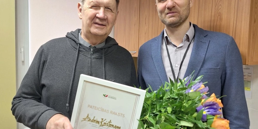 Andri Kristonu nozīmīgajā dzīves brīdī sveica arī slimnīcas valdes loceklis Andris Vistiņš.