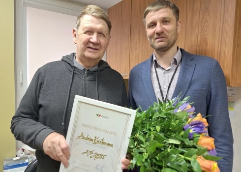 Andri Kristonu nozīmīgajā dzīves brīdī sveica arī slimnīcas valdes loceklis Andris Vistiņš.