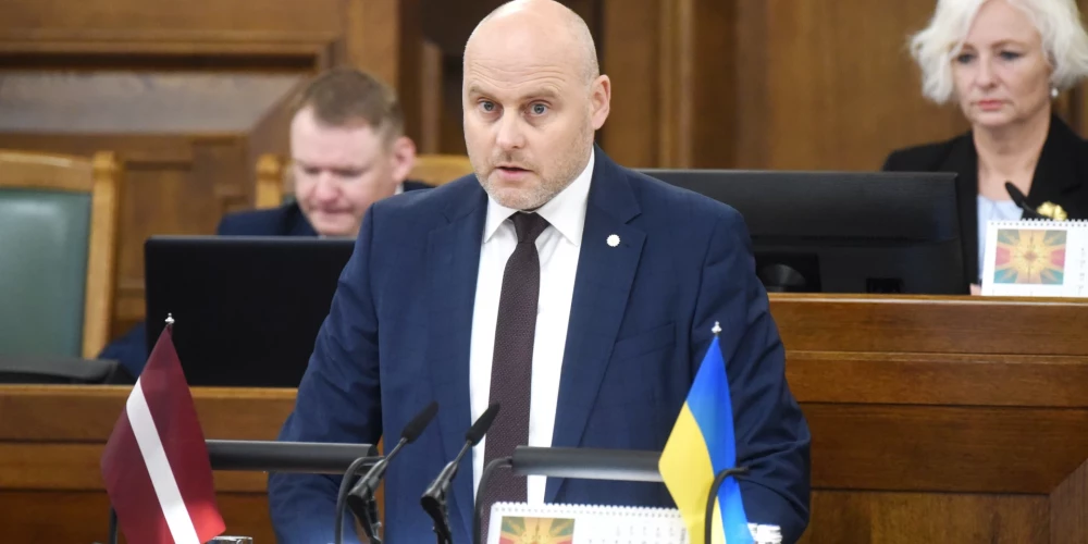 Оппозиционный депутат Андрис Кулбергс заявил, что депутатам "вешают лапшу на уши".