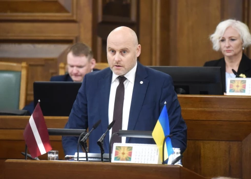 Оппозиционный депутат Андрис Кулбергс заявил, что депутатам "вешают лапшу на уши".