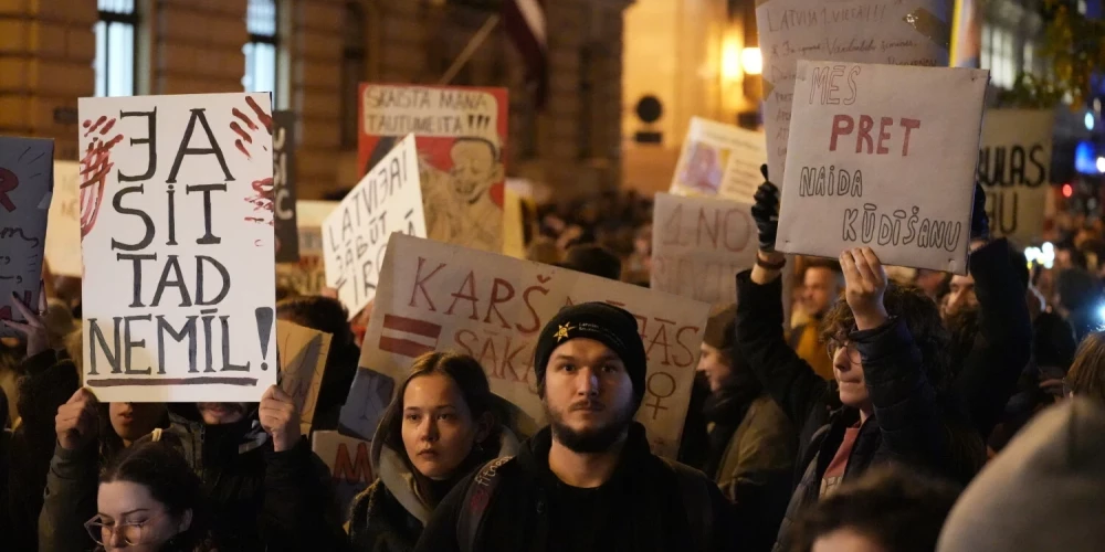 29. oktobra vakarā pie Saeimas pulcējās aptuveni 5000 cilvēku, kas protestēja pret Latvijas izstāšanos no Stambulas konvencijas.