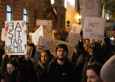 29. oktobra vakarā pie Saeimas pulcējās aptuveni 5000 cilvēku, kas protestēja pret Latvijas izstāšanos no Stambulas konvencijas.