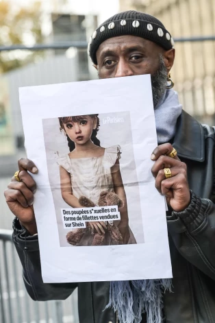 Protest pie BHV pret “Shein” veikala atvēršanu. 