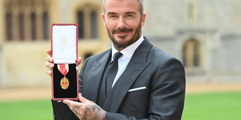 Sers Deivids Bekhems saņēmis ordeni un iecelts bruņinieku kārtā