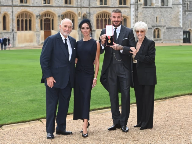 Sers Deivids Bekhems ar sievu lēdiju Viktoriju un saviem vecākiem Sandru un Tedu.