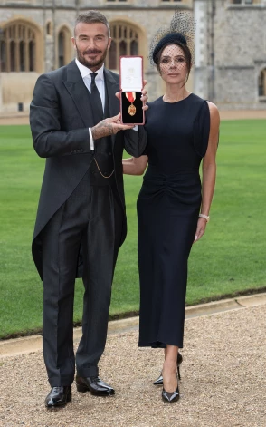 Seram Deividam Bekhemam sievas dizainēts un pēc pasūtījuma darināts uzvalks.