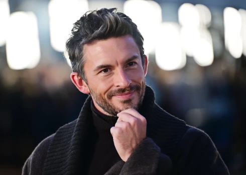 Britu aktieris Džonatans Beilijs.