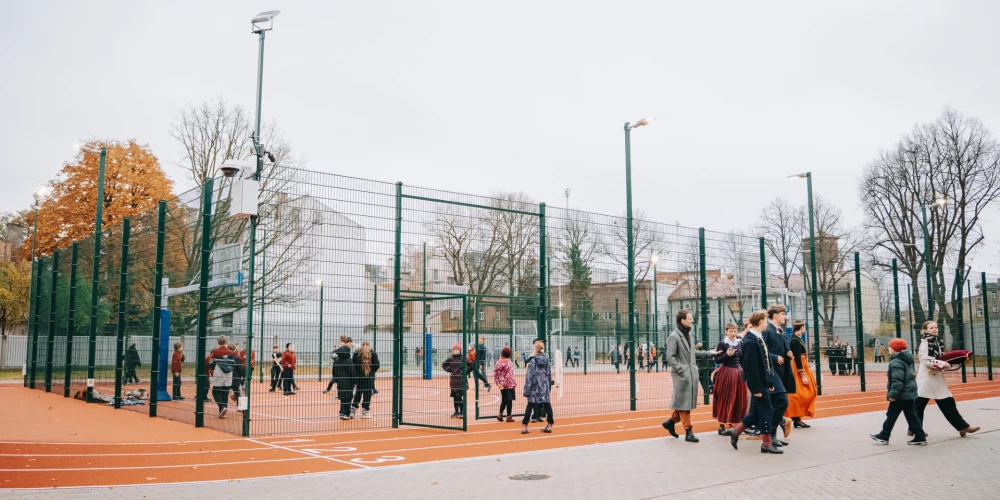 Trešdien, 5. novembrī, Rīgas pašvaldības un Rīgas Franču liceja vadība kopā ar skolēniem atklāja pašvaldības atjaunoto āra sporta laukumu skolas teritorijā.
