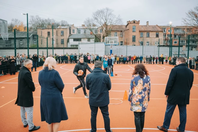 Trešdien, 5. novembrī, Rīgas pašvaldības un Rīgas Franču liceja vadība kopā ar skolēniem atklāja pašvaldības atjaunoto āra sporta laukumu skolas teritorijā.