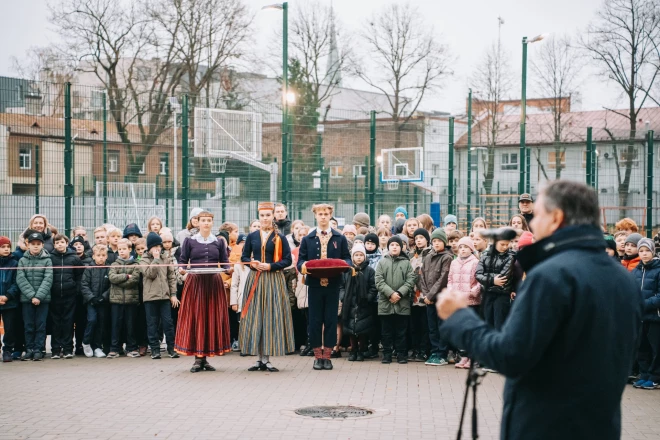 Trešdien, 5. novembrī, Rīgas pašvaldības un Rīgas Franču liceja vadība kopā ar skolēniem atklāja pašvaldības atjaunoto āra sporta laukumu skolas teritorijā.