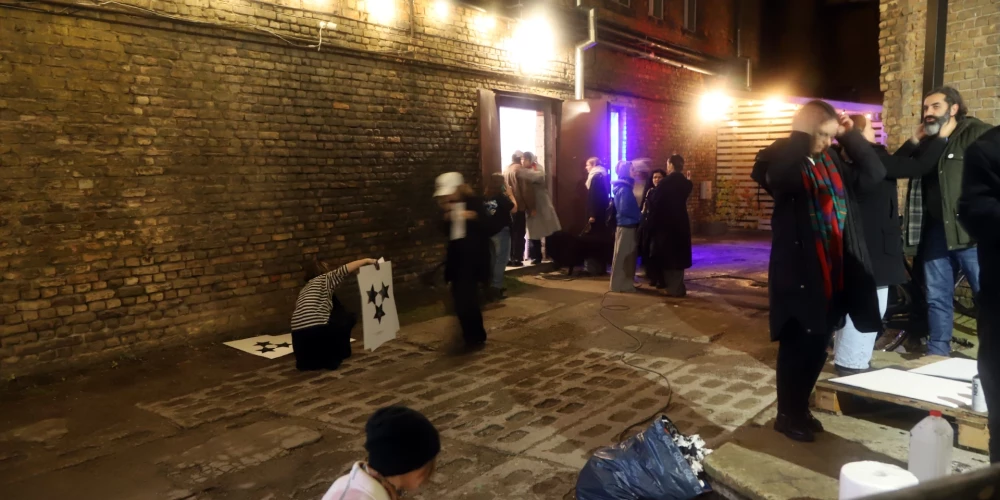 Cilvēki piedalās darbnīcā. 