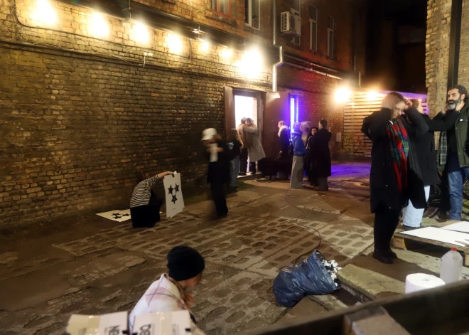 Cilvēki piedalās darbnīcā. 