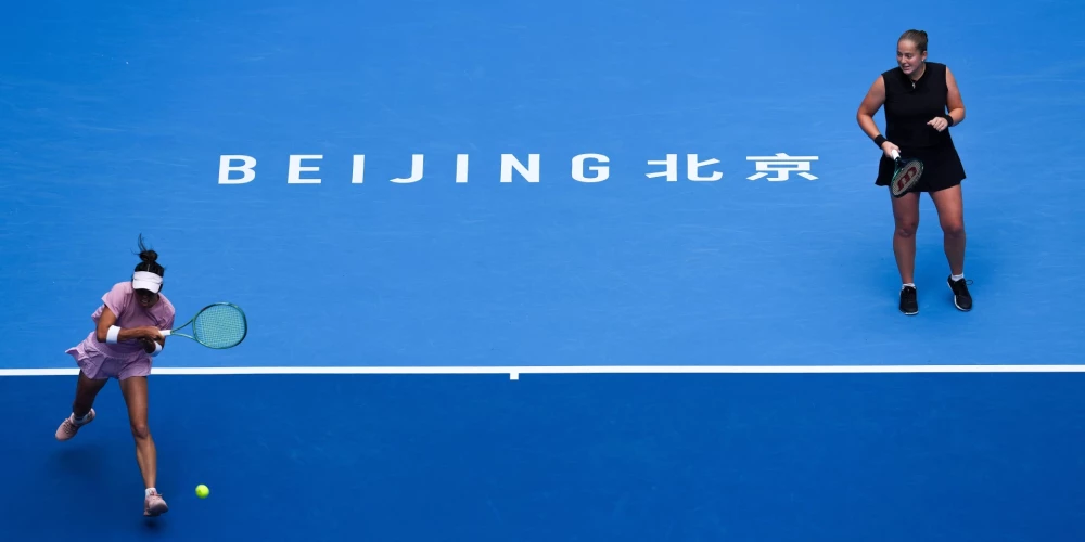 Latvijas tenisiste Aļona Ostapenko pārī ar taivānieti Suveju Sji trešdien Saūda Arābijā "WTA Finals" dubultspēļu turnīra pēdējā apakšgrupas cīņā tika pie uzvaras.