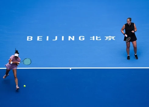 Latvijas tenisiste Aļona Ostapenko pārī ar taivānieti Suveju Sji trešdien Saūda Arābijā "WTA Finals" dubultspēļu turnīra pēdējā apakšgrupas cīņā tika pie uzvaras.