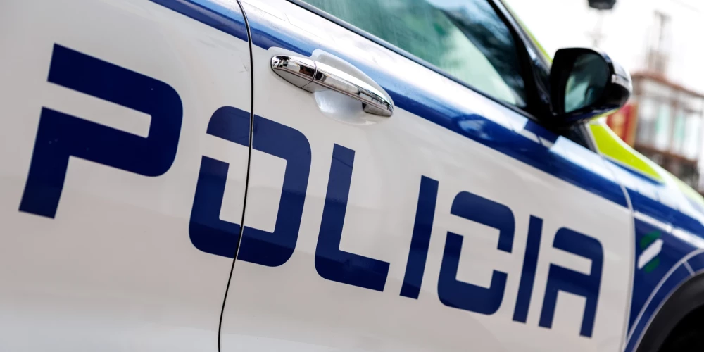 Spānijas policija operācijā valsts dienvidos likvidējusi septiņas noziedzīgas organizācijas, kas darbojās Kosta del Solas reģionā, aizturējusi 55 "ļoti vardarbīgus" cilvēkus.