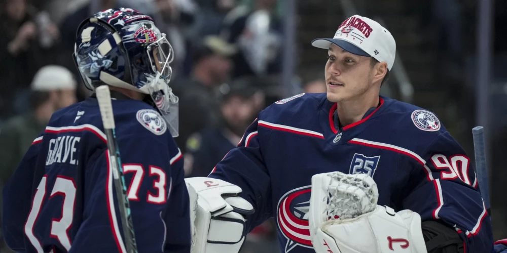 Elvis Merzļikins (no labās) šajā sezonā dala vārtu drošību ar Džetu Grīvsu.