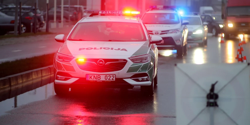 Trešdienas vakarā Lietuvā tika atrasta avarējusi automašīna, bet netālu no tās - miris Latvijas pilsonis. Ilustratīvs attēls.