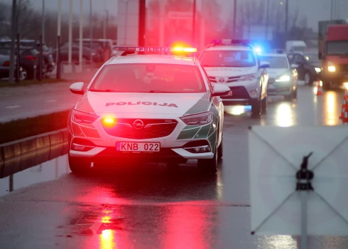 Trešdienas vakarā Lietuvā tika atrasta avarējusi automašīna, bet netālu no tās - miris Latvijas pilsonis. Ilustratīvs attēls.