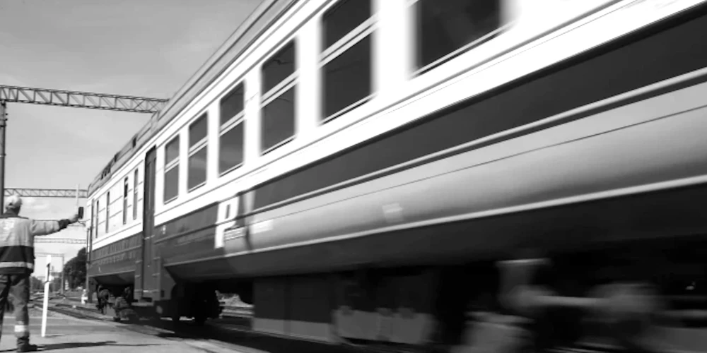 Zem vilciena pakļuva 1986. gadā dzimis vīrietis.