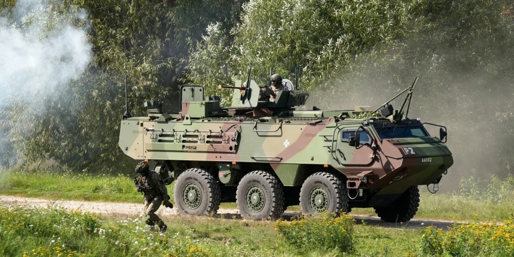 Латвия передает Украине партию бронетранспортеров Patria.