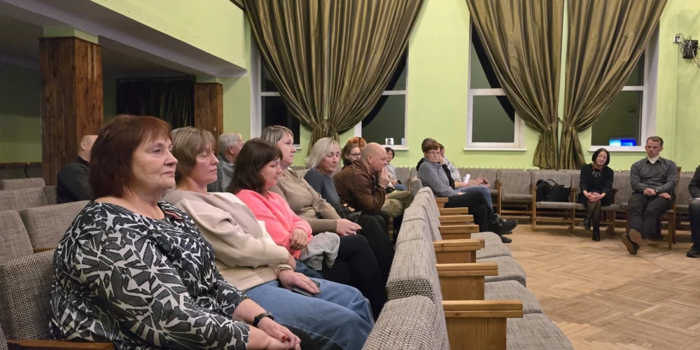 Smiltenes noavada Palsmanes iedzīvotājiem pašvaldības speciālisti skaidro jaunumus, kādus sagaida palsmeniešus.