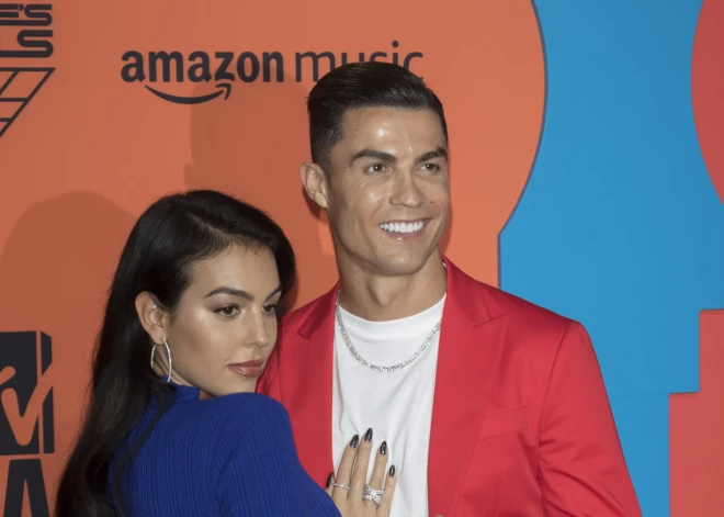 Krištianu Ronaldu atklāj, ka viņa līgava Džordžīna Rodrigesa neuztraucās, kādu saderināšanās gredzenu viņš viņai izvēlēsies