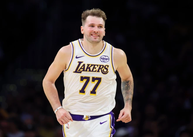 Portlenda sagādā čempionei pirmo neveiksmi, "Lakers" un "Rockets" turpina uzvaru sērijas, Jokičam un Vestbrukam "triple-double"