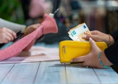 Выяснилось, что многие жители Латвии регулярно попадают в неприятные ситуации при оплате покупок