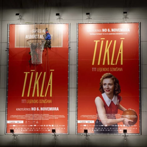 Iespaidīgais basketbola grozs, kas rotās “Forum Cinemas” fasādes sienu Rīgā, 13. janvāra ielā, sver aptuveni 35 kg.