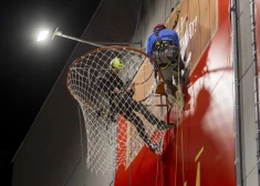 Rīgā uzstādīts, iespējams, lielākais basketbola grozs Eiropā