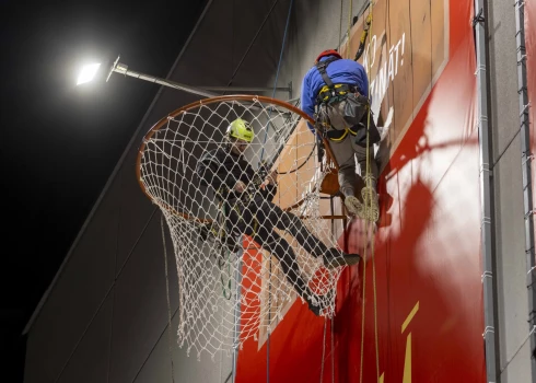 Iespaidīgais basketbola grozs, kas rotās “Forum Cinemas” fasādes sienu Rīgā, 13. janvāra ielā, sver aptuveni 35 kg.