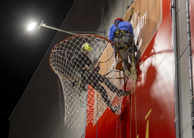 Rīgā uzstādīts, iespējams, lielākais basketbola grozs Eiropā