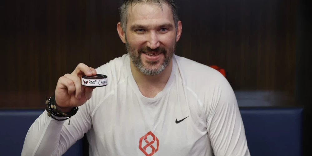 Александр Овечкин сохранил шайбу как память о своем 900-м голе в карьере.