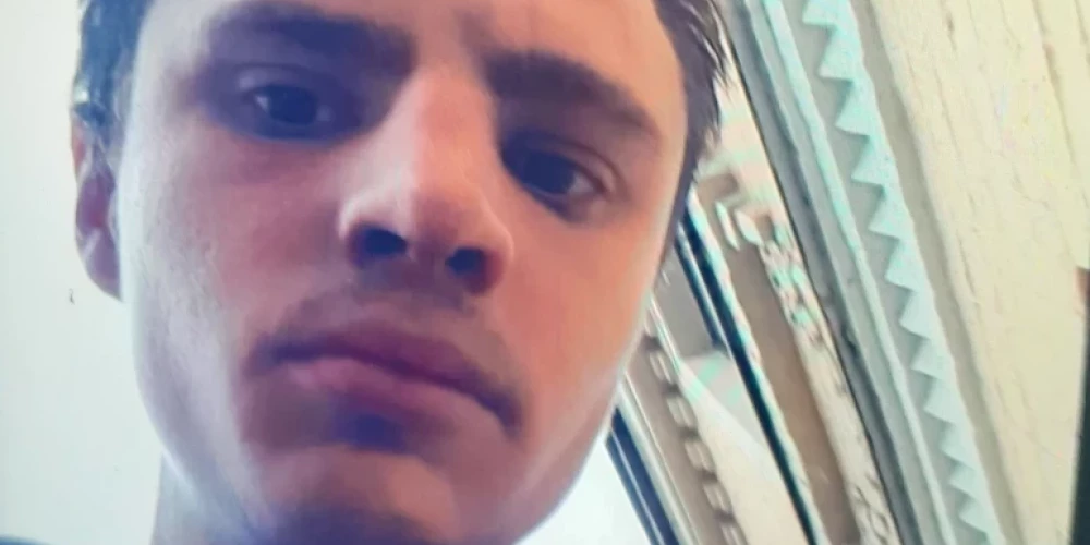 Полиция призывает всех обратить внимание на фотографию Яниса и сообщить любую информацию о его возможном местонахождении, позвонив по телефону 112.