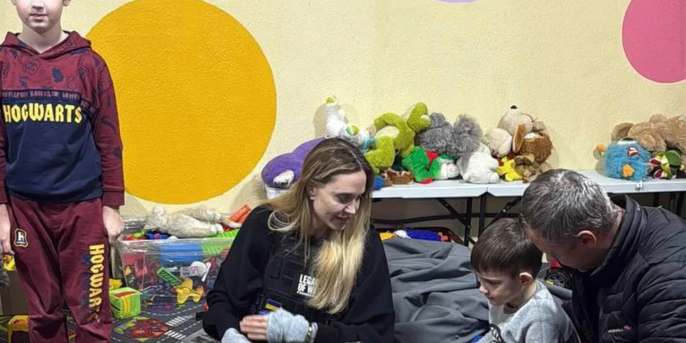 Holivudas aktrise Andželina Džolija Hersonā apmeklēja dzemdību nodaļu un bērnu slimnīcu. 