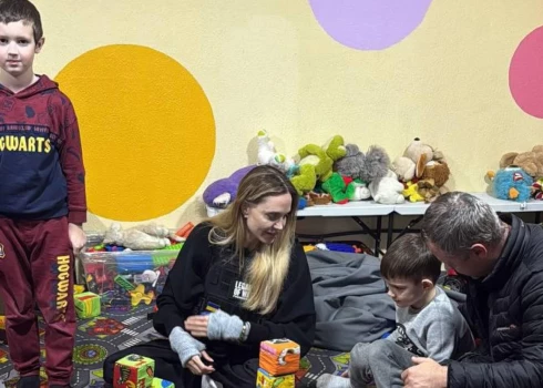 Holivudas aktrise Andželina Džolija Hersonā apmeklēja dzemdību nodaļu un bērnu slimnīcu. 