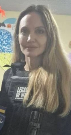 Holivudas aktrise Andželina Džolija Hersonā apmeklēja dzemdību nodaļu un bērnu slimnīcu.