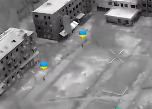 425. pulka "SKALA" triecienvienības ir atgriezušas Ukrainas karogu Pokrovskas pilsētas domes ēkā. 