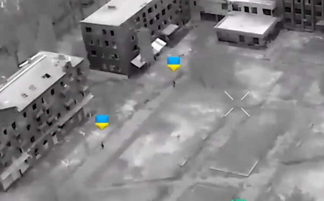 425. pulka "SKALA" triecienvienības ir atgriezušas Ukrainas karogu Pokrovskas pilsētas domes ēkā.