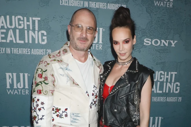 Режиссер Даррен Аронофски и Аглая Тарасова на премьере фильма «Caught Stealing» в Нью-Йорке 26 августа 2025 года.