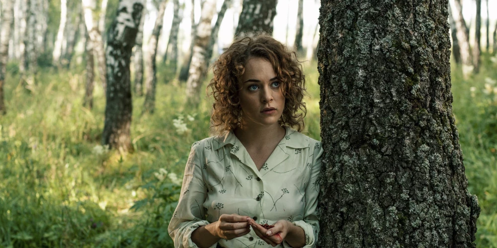 Российская киноактриса. Наиболее известные роли актрисы — главная героиня в фильмах «Лёд» и «Холоп 2». Лауреат премии «Золотой орёл» за лучшую женскую роль в кино.