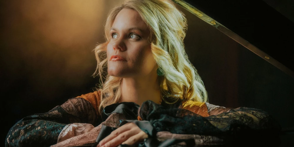 “Šī dziesma nav par sniegu, nedz par ziemu, bet gan par vēsumu un attālumu, kas iestājies attiecībās starp diviem cilvēkiem,” stāsta Annija.